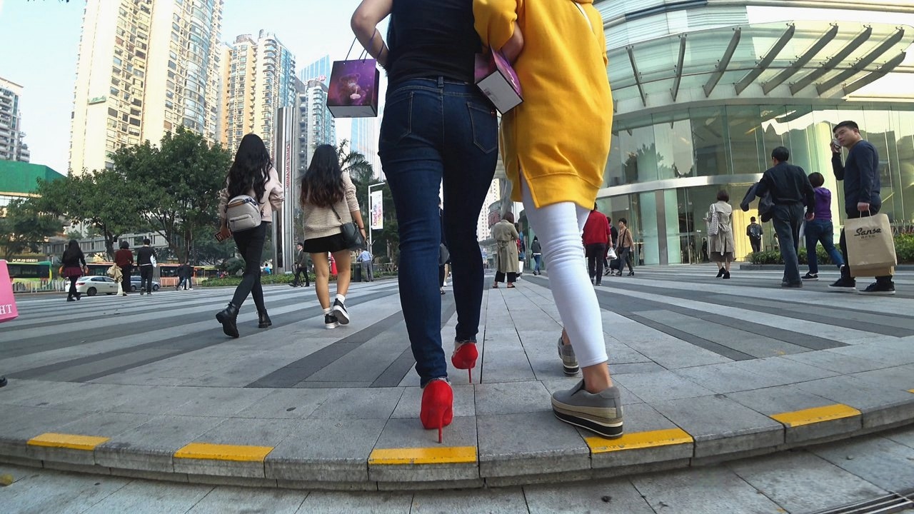 4K-街拍紧身牛仔裤高跟时尚美女[1.38G/MP4]