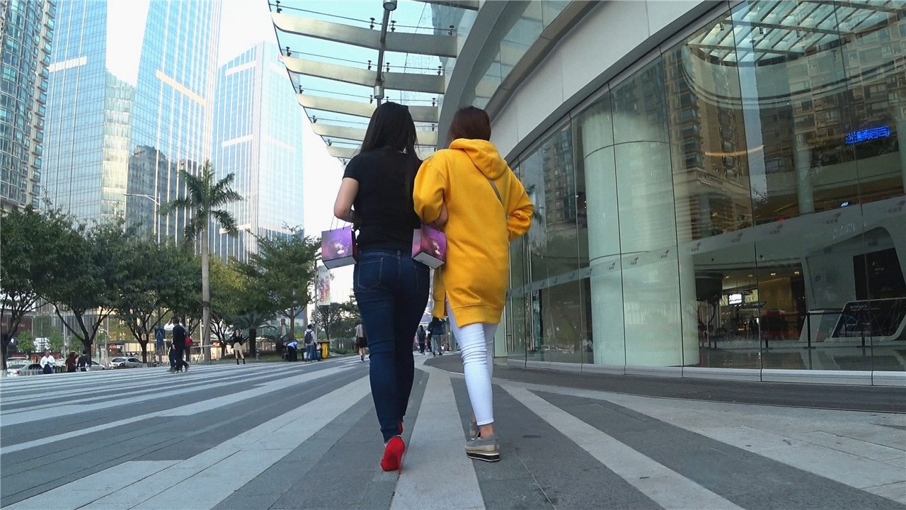 4K-街拍紧身牛仔裤高跟时尚美女[1.38G/MP4]