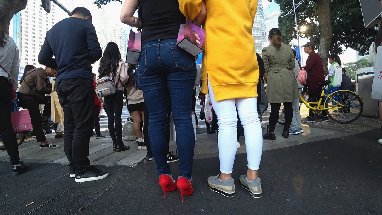 4K-街拍紧身牛仔裤高跟时尚美女[1.38G/MP4]