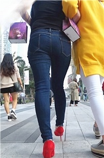 4K-街拍紧身牛仔裤高跟时尚美女[1.38G/MP4]