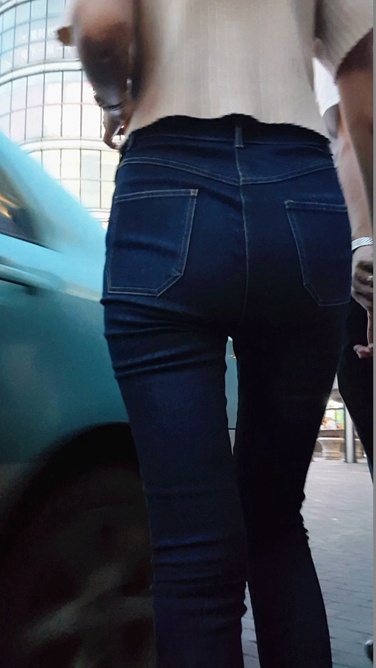 街拍模特身材蓝色紧身牛仔裤长腿美女[457M/MP4]