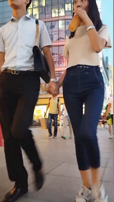 街拍模特身材蓝色紧身牛仔裤长腿美女[457M/MP4]