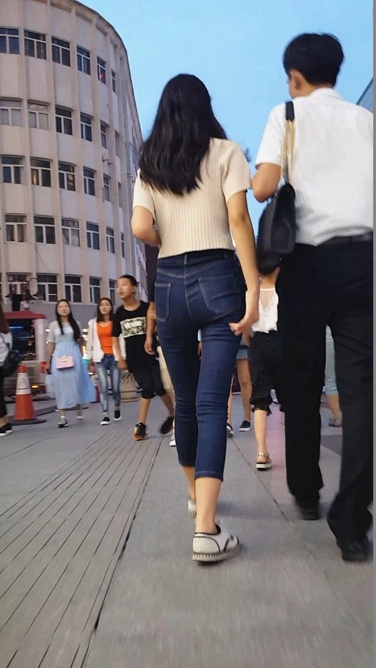 街拍模特身材蓝色紧身牛仔裤长腿美女[457M/MP4]