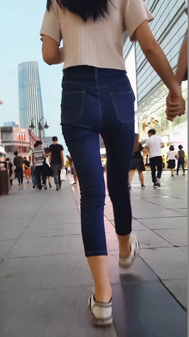 街拍模特身材蓝色紧身牛仔裤长腿美女[457M/MP4]