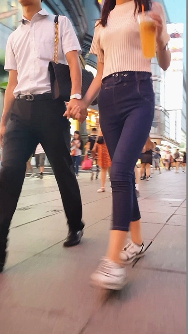 街拍模特身材蓝色紧身牛仔裤长腿美女[457M/MP4]