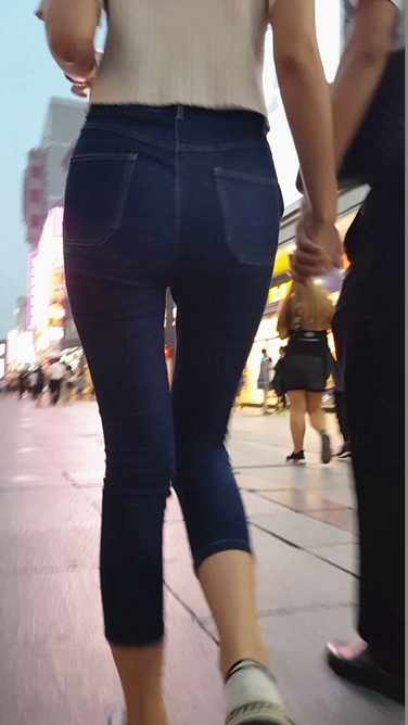 街拍模特身材蓝色紧身牛仔裤长腿美女[457M/MP4]