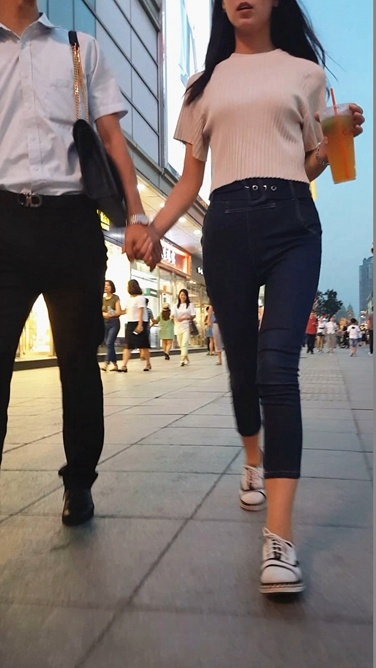 街拍模特身材蓝色紧身牛仔裤长腿美女[457M/MP4]