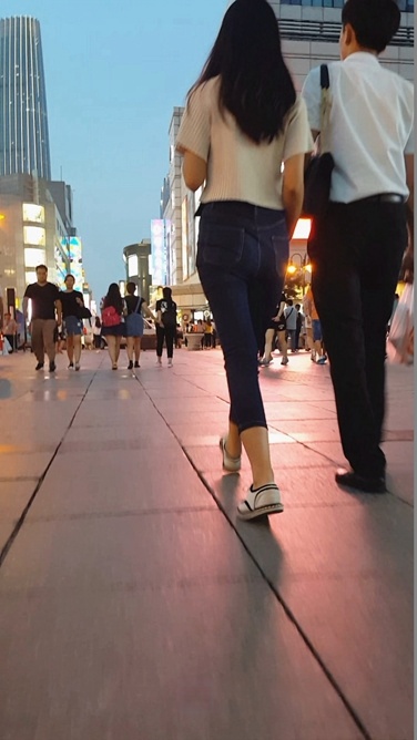 街拍模特身材蓝色紧身牛仔裤长腿美女[457M/MP4]