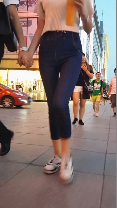 街拍模特身材蓝色紧身牛仔裤长腿美女[457M/MP4]