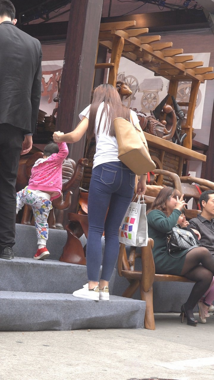 4K-超紧身牛仔裤翘臀美MM[1.39G/MP4]