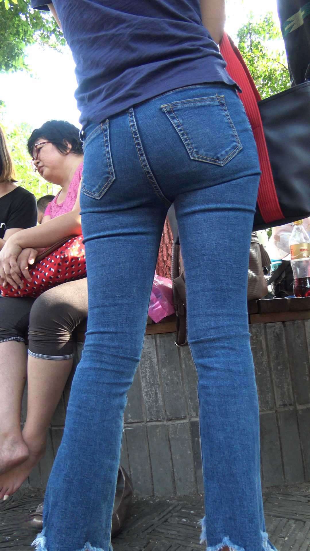 4K-极品牛仔喇叭裤翘臀美眉，紧身极品惹人爱[1.67G]