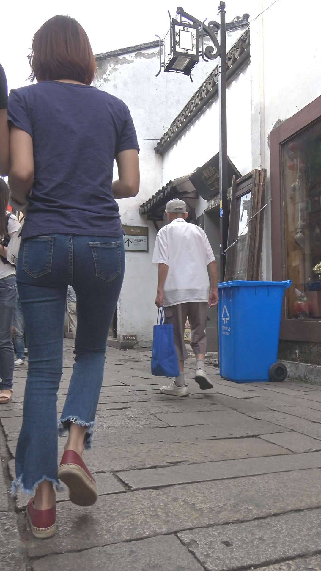 4K-极品牛仔喇叭裤翘臀美眉，紧身极品惹人爱[1.67G]