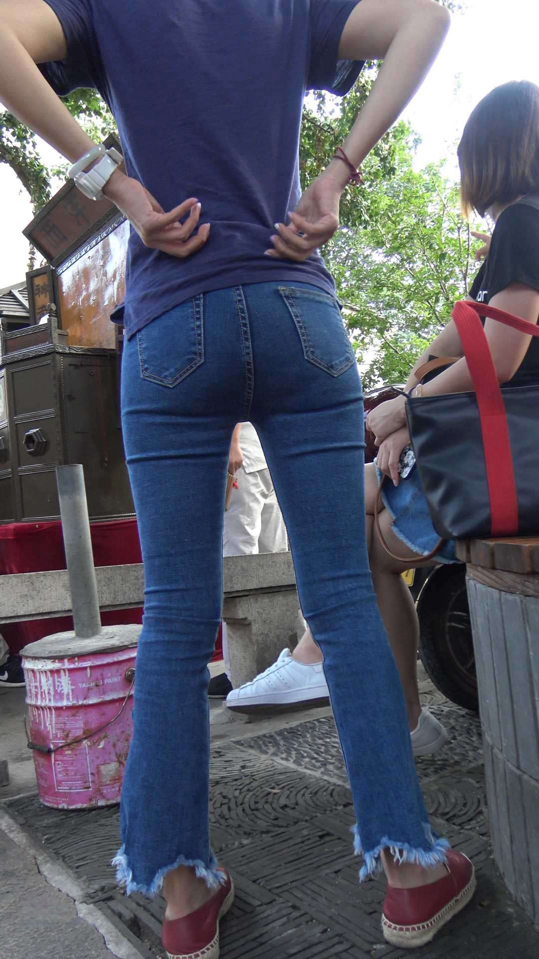 4K-极品牛仔喇叭裤翘臀美眉，紧身极品惹人爱[1.67G]