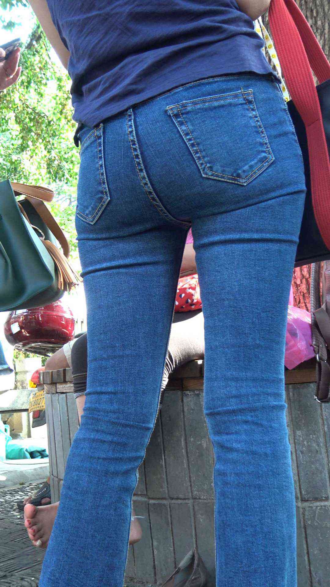 4K-极品牛仔喇叭裤翘臀美眉，紧身极品惹人爱[1.67G]