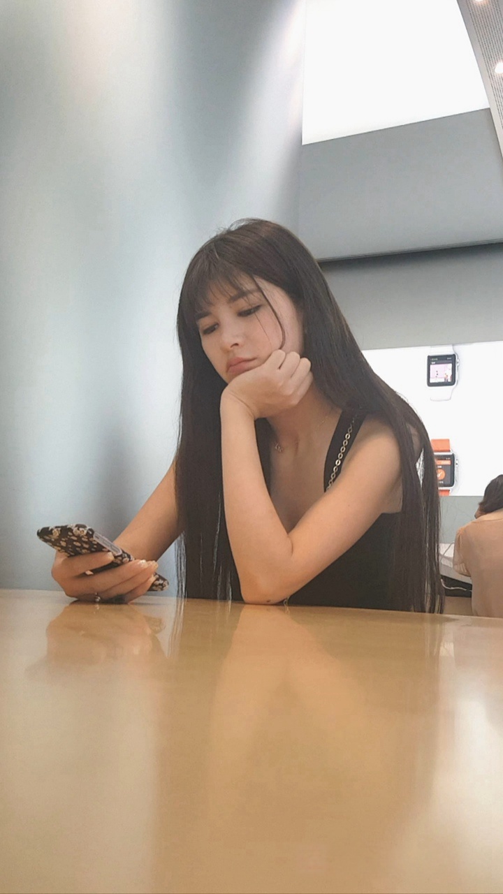 苹果商店极品美女性感翘臀，牛仔裤尽显修长身材[1.46G/MP4]