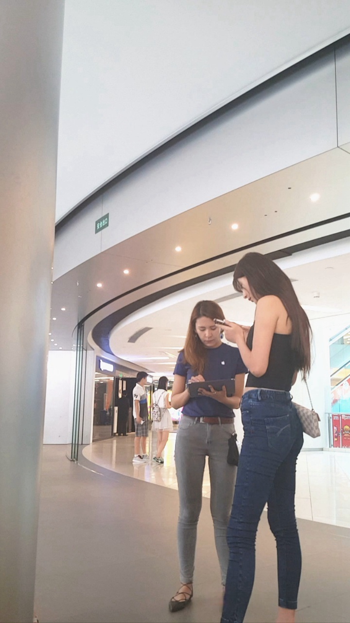 苹果商店极品美女性感翘臀，牛仔裤尽显修长身材[1.46G/MP4]