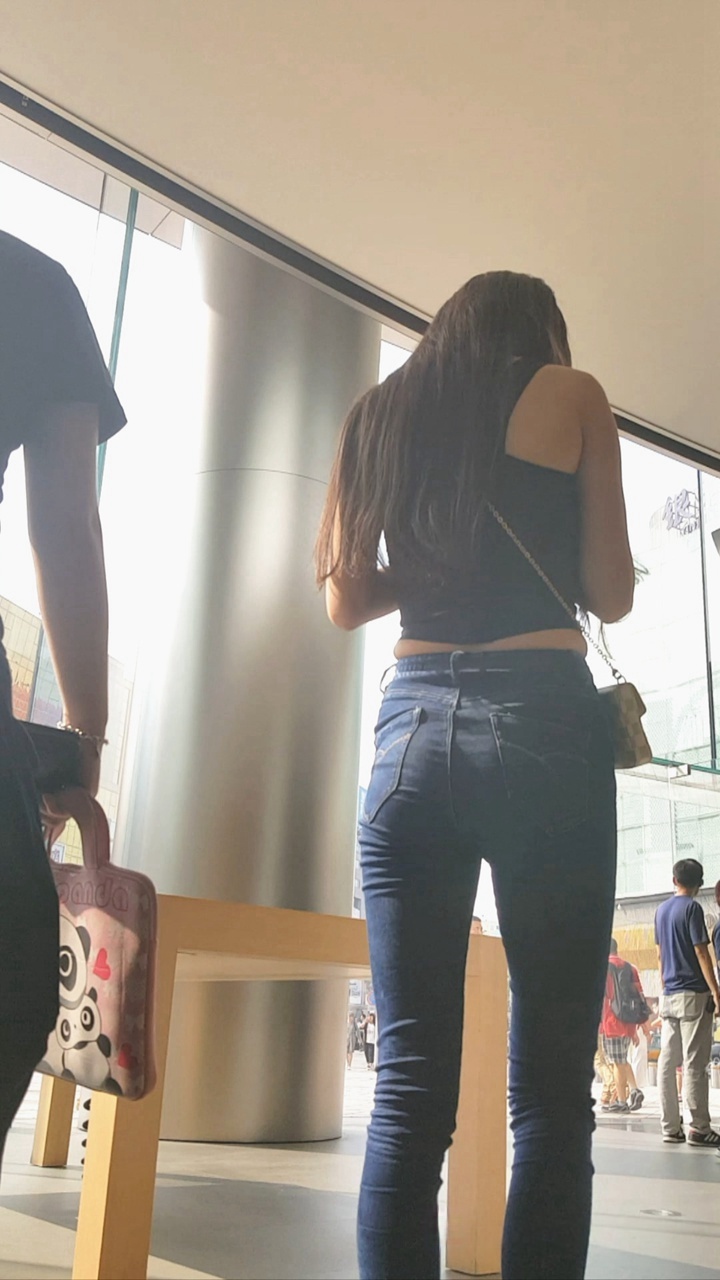 苹果商店极品美女性感翘臀，牛仔裤尽显修长身材[1.46G/MP4]