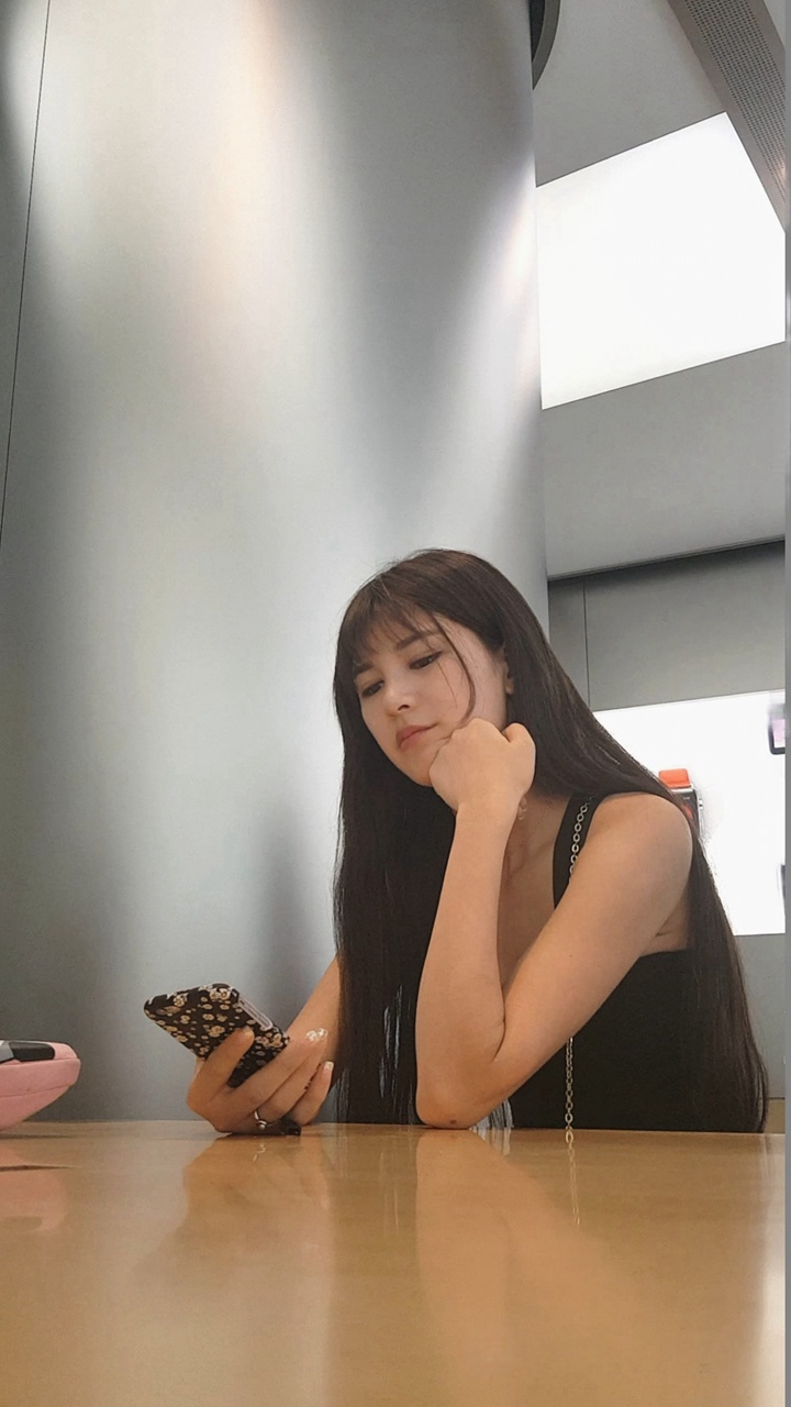 苹果商店极品美女性感翘臀，牛仔裤尽显修长身材[1.46G/MP4]