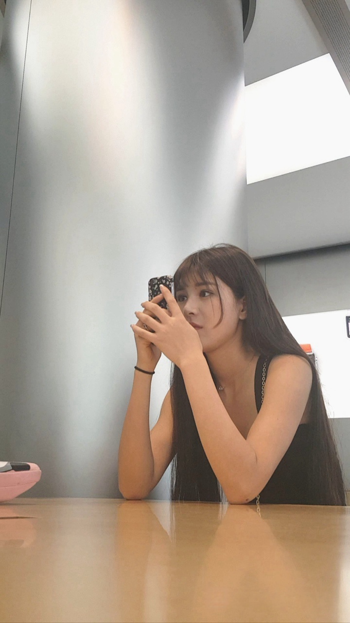 苹果商店极品美女性感翘臀，牛仔裤尽显修长身材[1.46G/MP4]