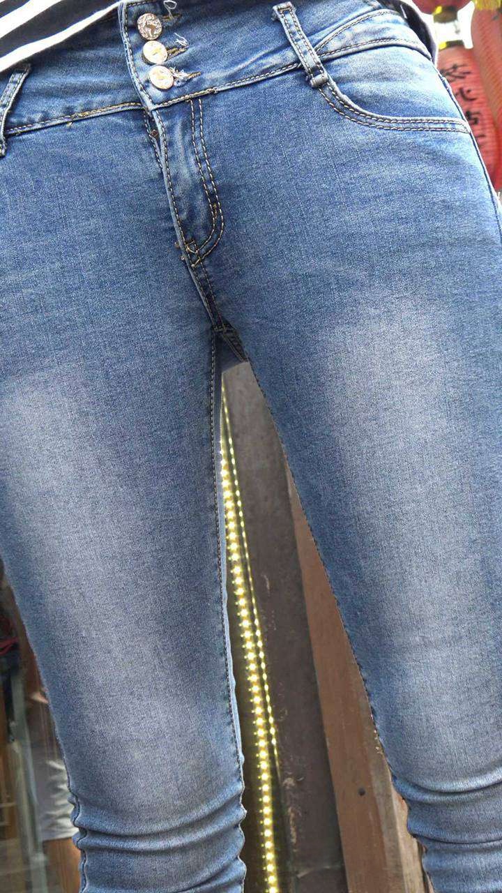 牛仔裤妹子的前三角区真是吸人眼球[1.53G/MP4]