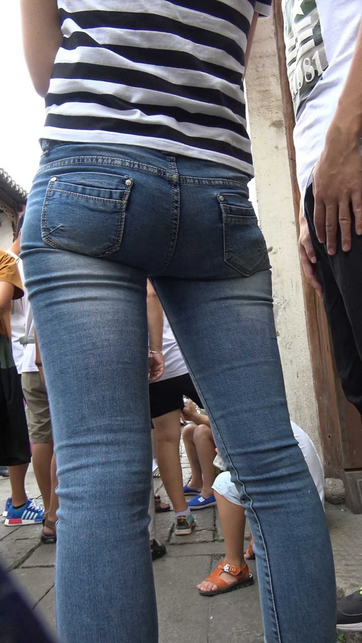 牛仔裤妹子的前三角区真是吸人眼球[1.53G/MP4]