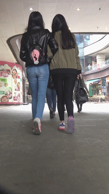 两个高校妹子，一紧牛一黑裤[431M/MP4]