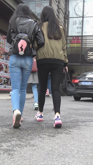 两个高校妹子，一紧牛一黑裤[431M/MP4]