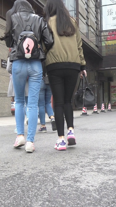 两个高校妹子，一紧牛一黑裤[431M/MP4]