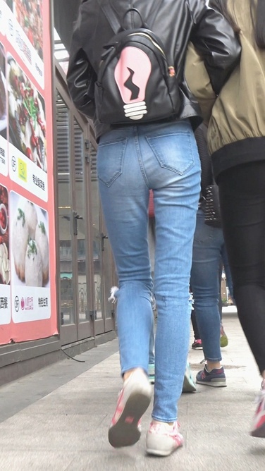 两个高校妹子，一紧牛一黑裤[431M/MP4]