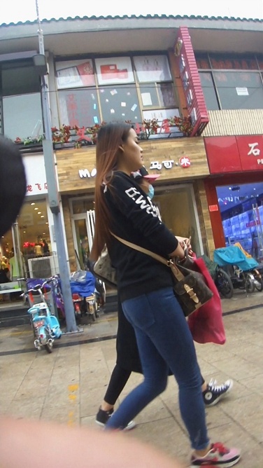 极品长发牛仔裤妹子等公车[670M/MP4]