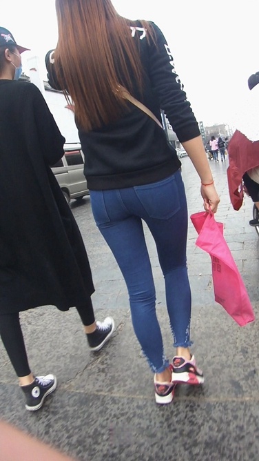 极品长发牛仔裤妹子等公车[670M/MP4]