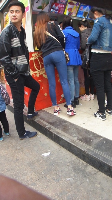 极品长发牛仔裤妹子等公车[670M/MP4]