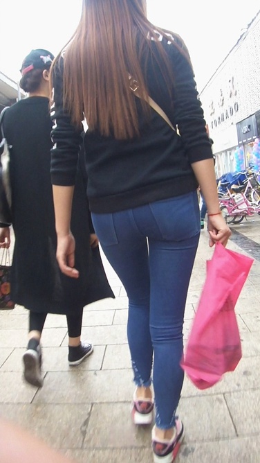 极品长发牛仔裤妹子等公车[670M/MP4]