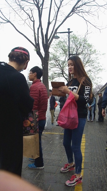 极品长发牛仔裤妹子等公车[670M/MP4]