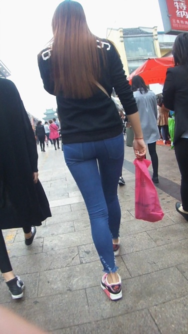 极品长发牛仔裤妹子等公车[670M/MP4]