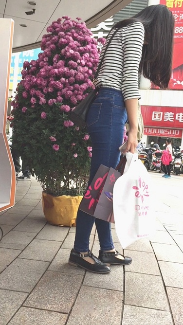 长发牛仔裤少女在等人[534M/MOV]