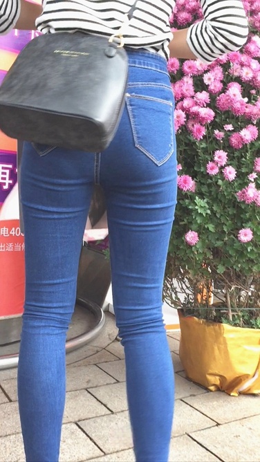 长发牛仔裤少女在等人[534M/MOV]