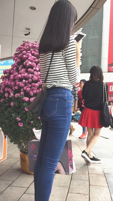 长发牛仔裤少女在等人[534M/MOV]