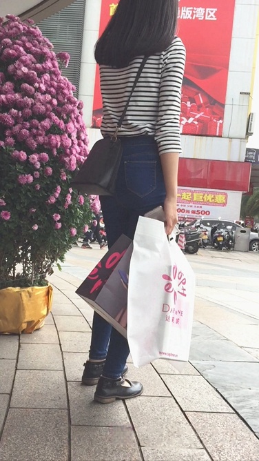 长发牛仔裤少女在等人[534M/MOV]