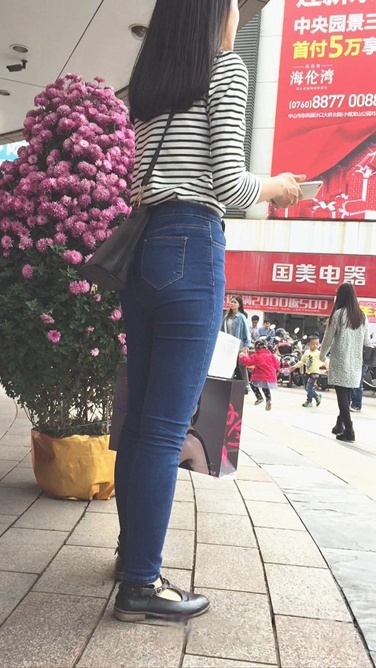 长发牛仔裤少女在等人[534M/MOV]