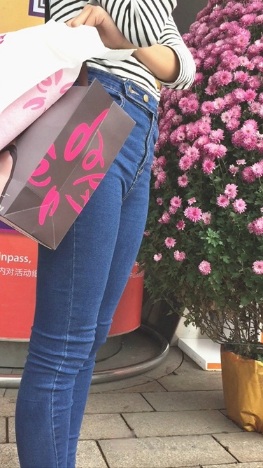 长发牛仔裤少女在等人[534M/MOV]