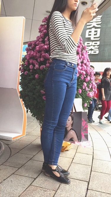 长发牛仔裤少女在等人[534M/MOV]