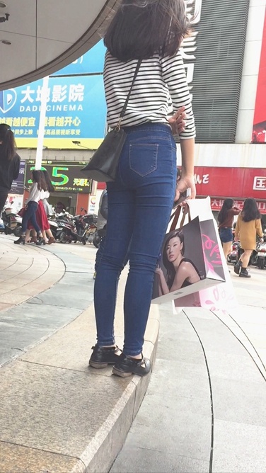 长发牛仔裤少女在等人[534M/MOV]