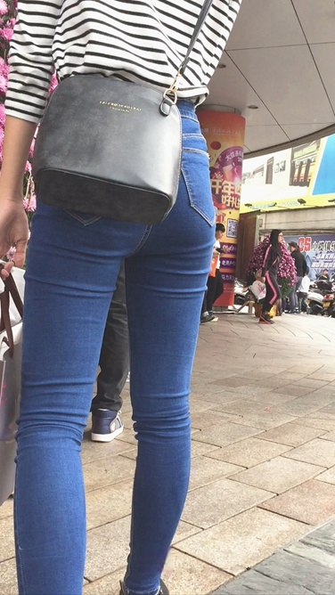 长发牛仔裤少女在等人[534M/MOV]