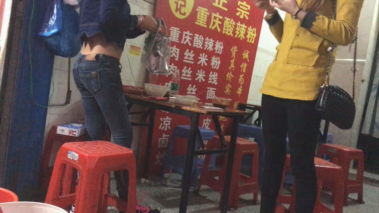 路腰紧身牛仔裤时尚漂亮美眉[878M/MOV]