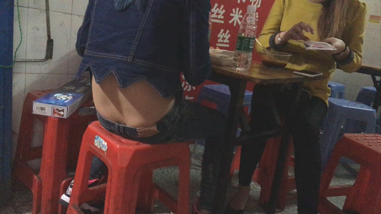 路腰紧身牛仔裤时尚漂亮美眉[878M/MOV]