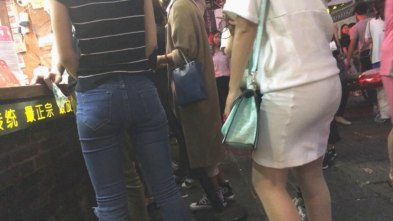 排队买臭豆腐的紧身蓝色牛仔裤翘臀美女[453M/MOV]