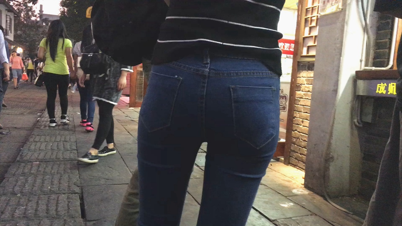 排队买臭豆腐的紧身蓝色牛仔裤翘臀美女[453M/MOV]