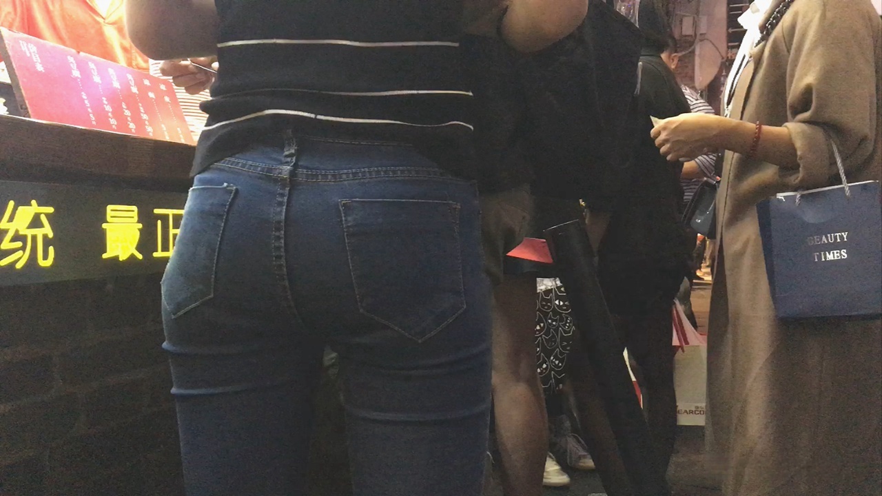 排队买臭豆腐的紧身蓝色牛仔裤翘臀美女[453M/MOV]