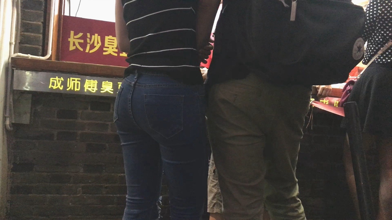 排队买臭豆腐的紧身蓝色牛仔裤翘臀美女[453M/MOV]